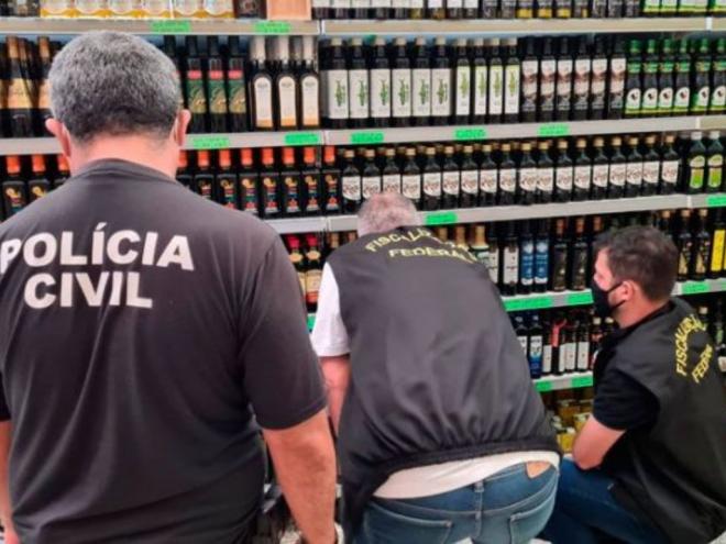 Operação envolveu agentes capixabas e da união e recolheu milhares de garrafas de azeite irregular no ES