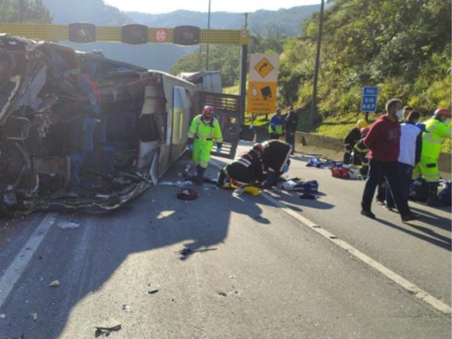 A PRF divulgou que acidente deixou dois mortos, duas pessoas gravemente feridas e outros 18 feridos leves