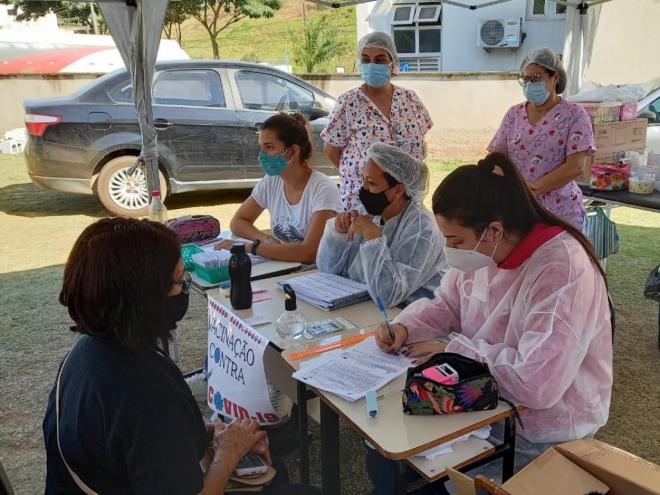Secretaria de Saúde de Santana do Paraíso está vacinando a população em cinco pontos de referência 
