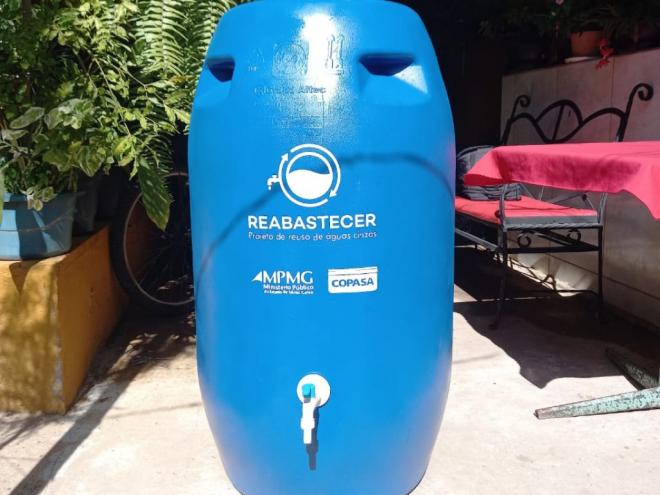 A capacidade da bombona que será doada é de 240 litros 