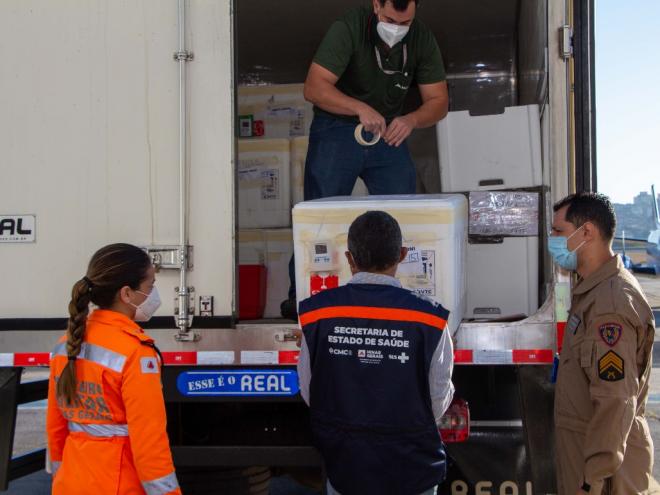 Os imunizantes CoronaVac e Pfizer serão distribuídos para as 28 regionais de saúde de Minas Gerais 