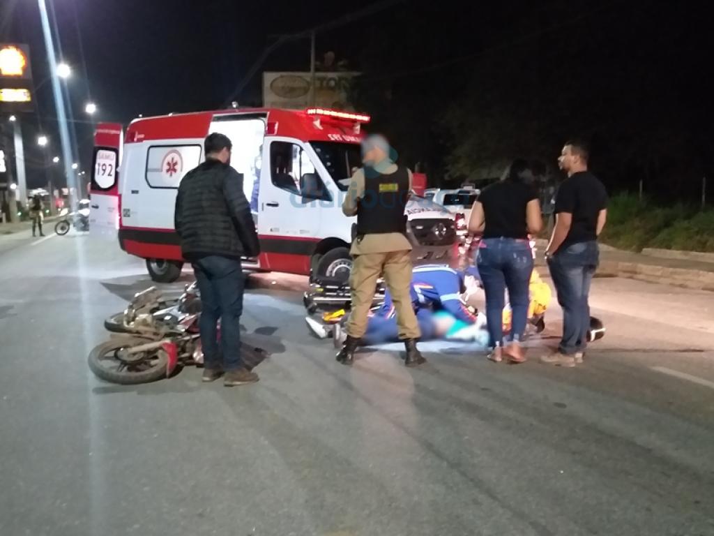 Equipes do Samu e do Corpo de Bombeiros socorreram a vítima ferida na colisão da moto com o caminhão
