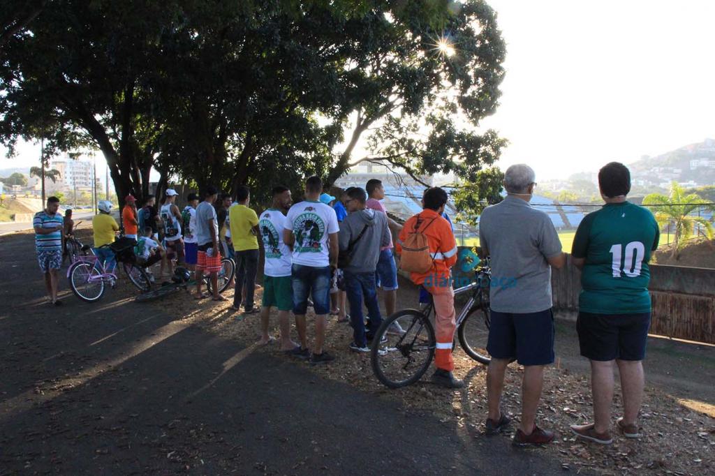 Sem acesso às arquibancadas, torcedores se concentraram no morro para ver as equipes em campo 