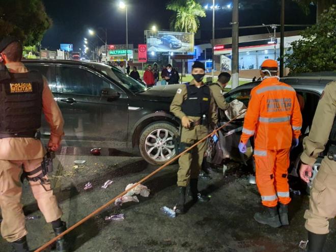 Acidente envolveu um Land Rover Discovery e um Fiat Uno, sobre o viaduto da avenida Magalhães Pinto, em Coronel Fabriciano 