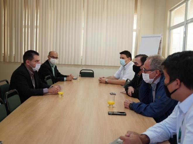 Bruno Morato e Oliveirinha (à esq.) reuniram-se com a equipe da Unimed Vale do Aço para concretizar o acordo 