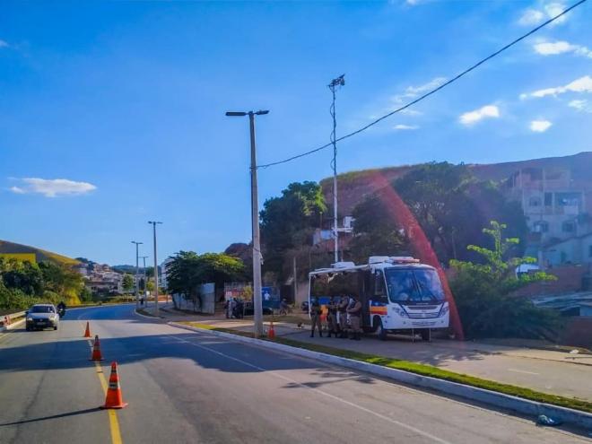 Usado como estratégia preventiva de policiamento, ônibus é estacionado na avenida Maanaim em Ipatinga