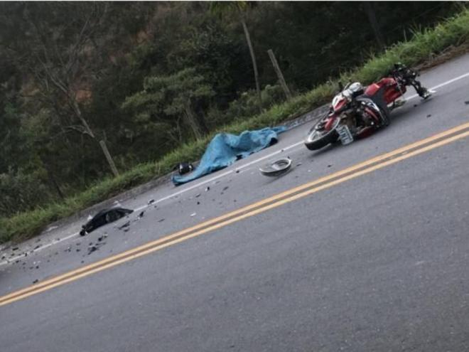 Testemunhas dizem que caminhão invadiu a contramão e atingiu motociclista