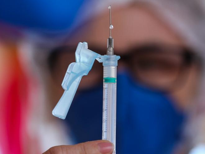 Cidadãos devem procurar os postos de vacinação contra a covid-19