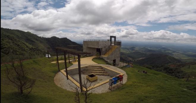 Um dos acessos ao Perd é feito pela cidade de Marliéria, passando pelo mirante do Pico do Jacroá, de onde se avista parte da extensão do parque 