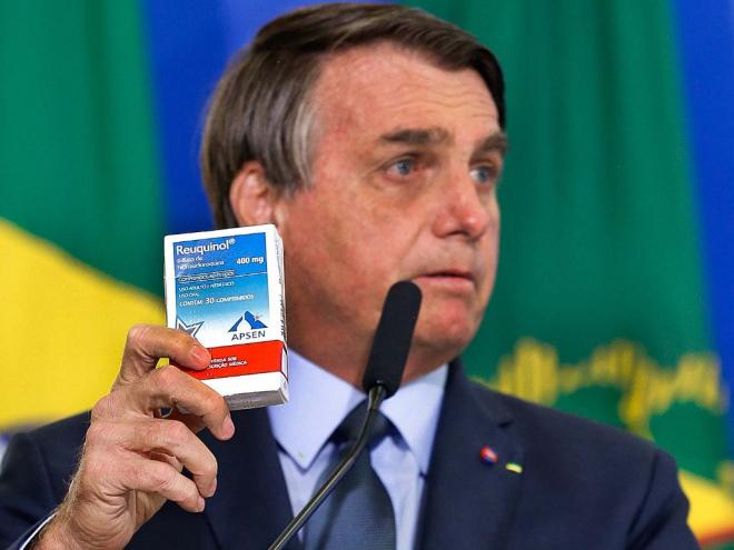 Em um dos eventos em Brasília, Bolsonaro mostrou uma caixa do remédio hidrocloroquina