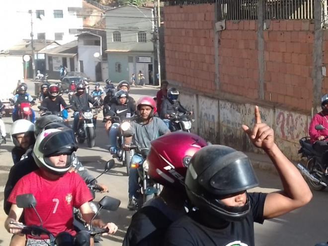 Colegas de trabalho fizeram na terça-feira, protesto antes do sepultamento do mototaxista 