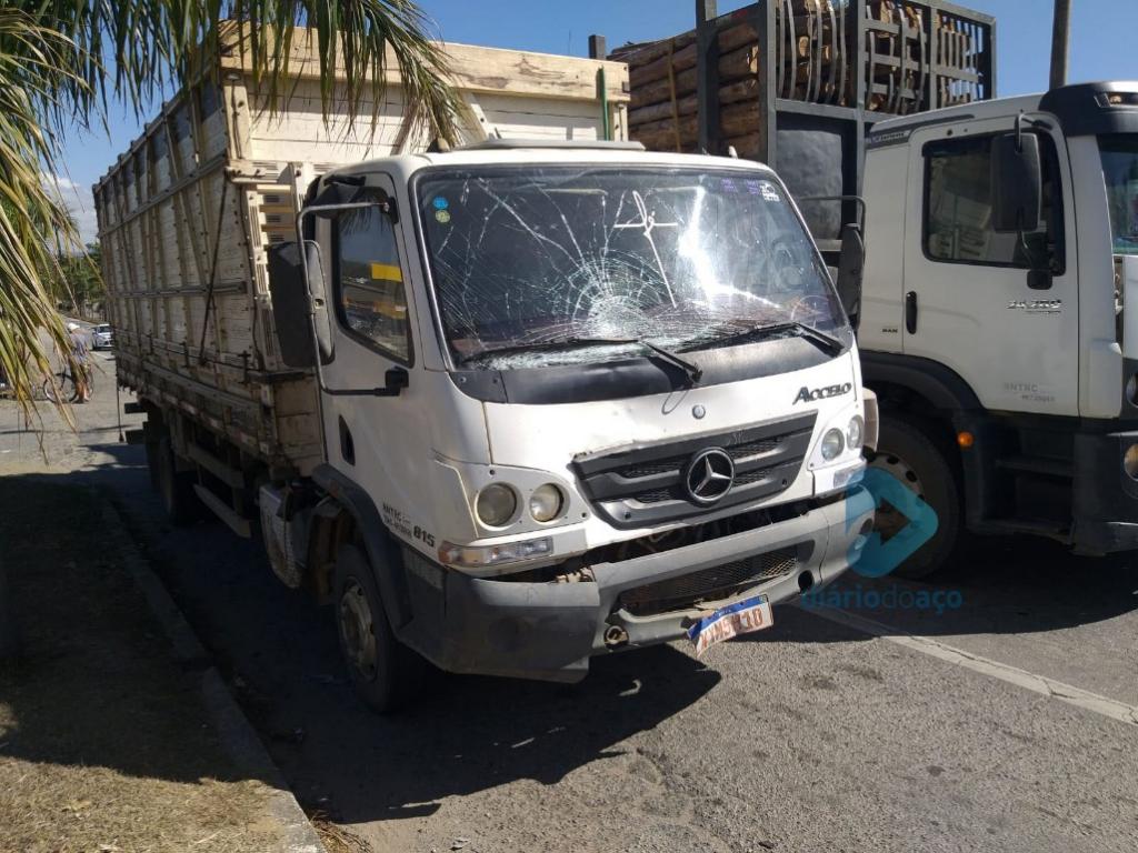 Caminhão boiadeiro atingiu o ciclista, que foi projetado para cima e bateu no para brisas 