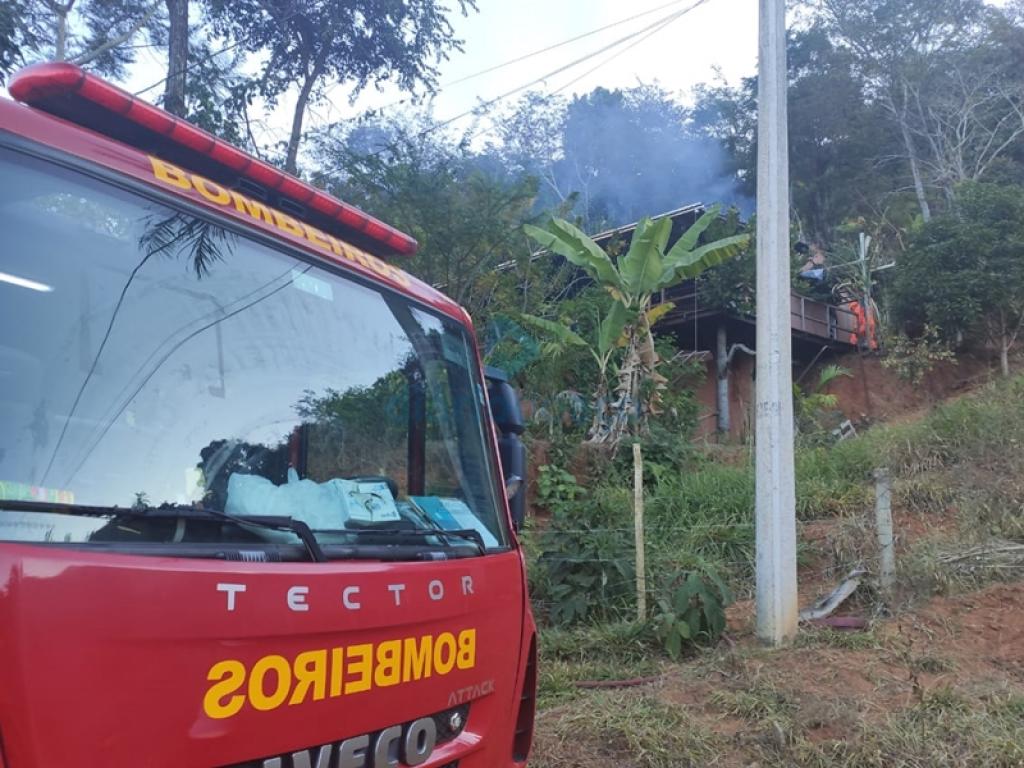 Os bombeiros também debelaram as chamas na casa de uma chácara no Vale Verde