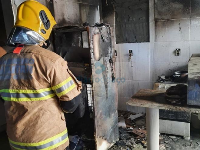 A cozinha ficou completamente destruída com o incêndio ocorrido no apartamento