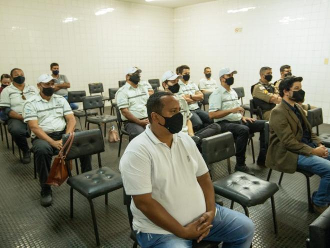 Os agentes têm a prerrogativa de autuar e aplicar as medidas administrativas cabíveis em casos de infrações, no âmbito do município