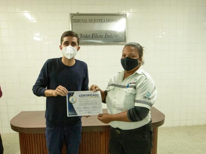 Gustavo Nunes entrega certificado: 