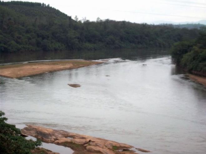 Imagem mostra bancos de areia em trecho do rio Doce, sentido aeroporto, em Santana do Paraíso