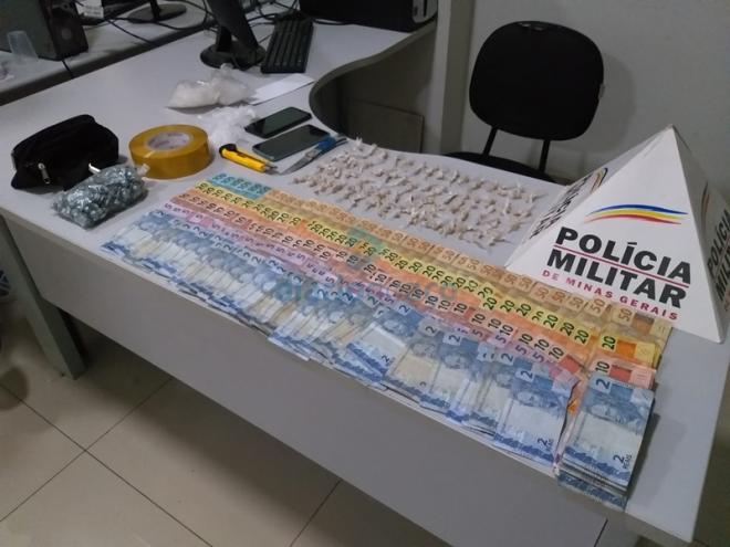 Mais de R$ 4 mil apreendidos e cerca de 250 pedras de crack encontrados pelos policiais militares