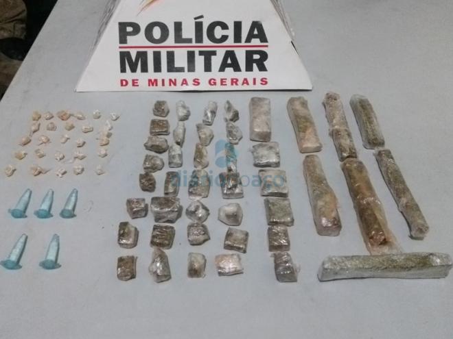 Maconha, crack e cocaína encontrados pelos PMs durante buscas no Esperança