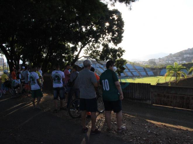 Para assistir ao jogo do Ipatinga, os torcedores precisarão dar um jeitinho, já que a entrada no estádio ainda está proibida