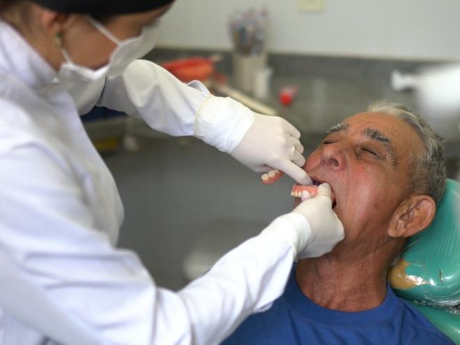 O programa de prótese do município atende toda a população que necessita de reabilitação em decorrência de falhas dentárias
