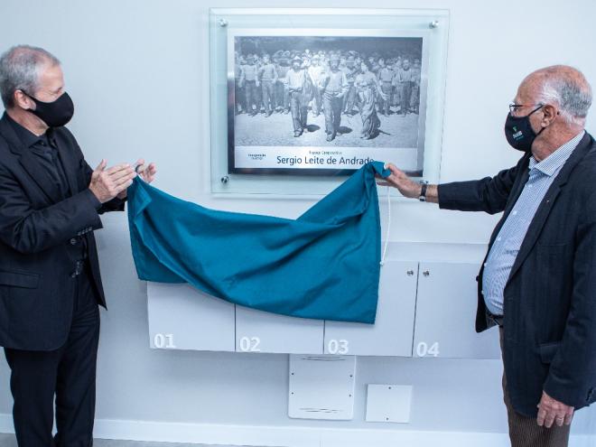 Sergio Leite e Luiz Gonzaga Viana Lage, presidente das Cooperativas do Estado de Minas Gerais, descerram a placa de inauguração do novo espaço 