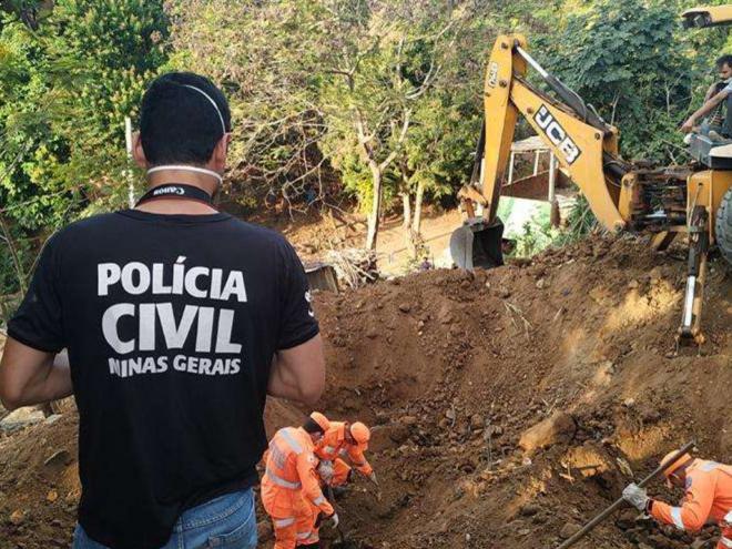 Equipes da PM, PC,  Bombeiros Militares, cães farejadores, com ajuda de equipamentos e funcionários municipais atuaram na área do cemitério clandestino no meio do mato 