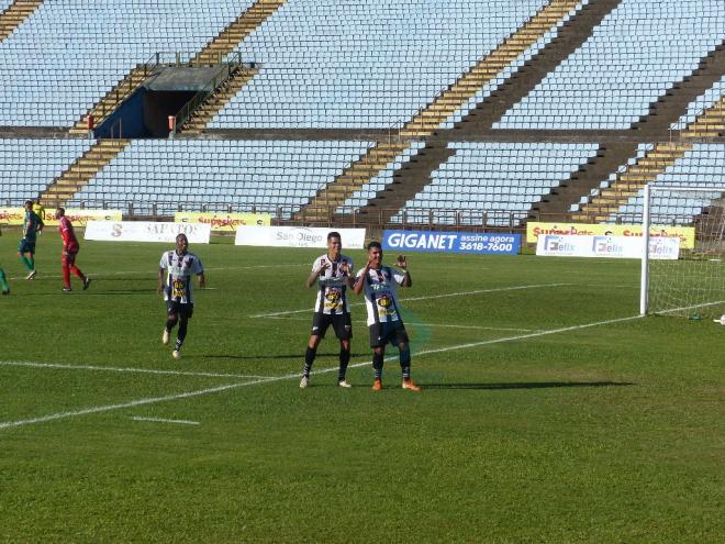 Os jogadores do Nacional fizeram dancinha para comemorar o segundo gol