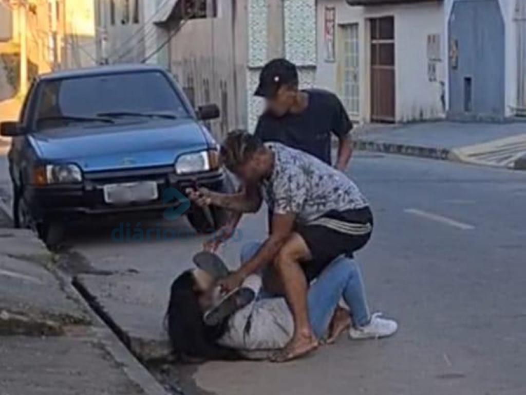 O momento que os autores atacaram a mulher para roubar o celular e um carregador portátil