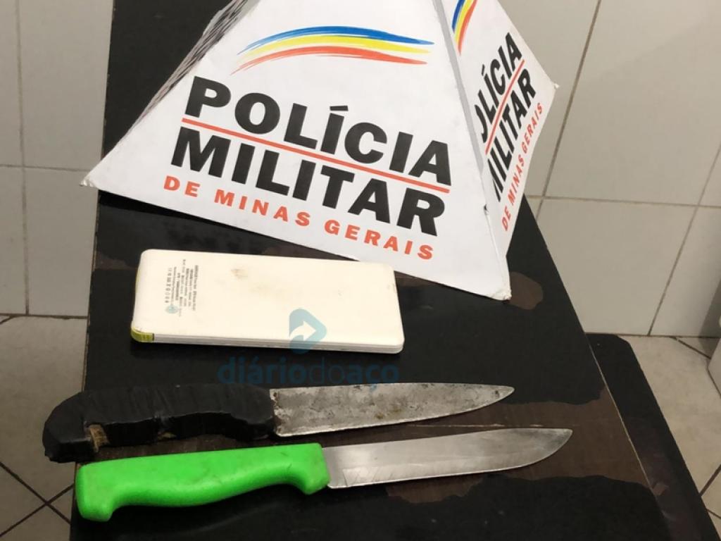 As duas facas usadas no assalto e um carregador portátil roubado da vítima apreendidos pela polícia