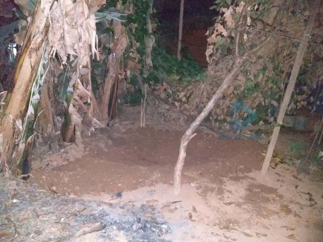 O corpo da idosa foi encontrado nessa cova, cavada entre bananeiras nos fundos de um quintal 