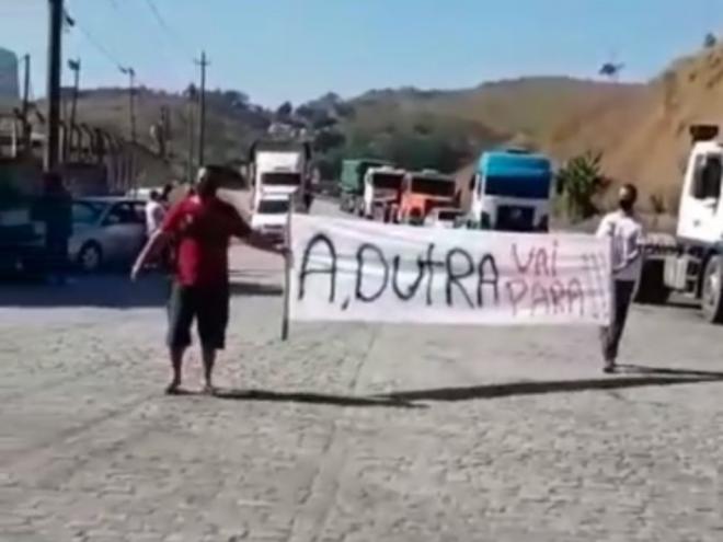 Caminhoneiros anunciaram começo de atos em várias partes do Brasil neste domingo 