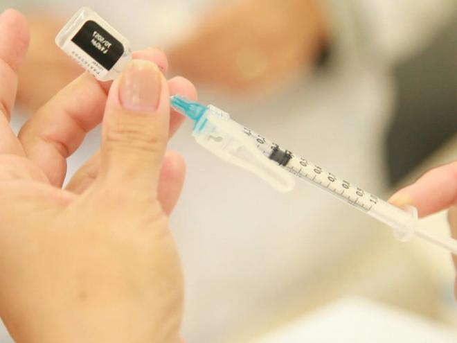 Pessoas entre 34 e 36 anos de idade devem procuras os pontos de imunização nesta terça-feira