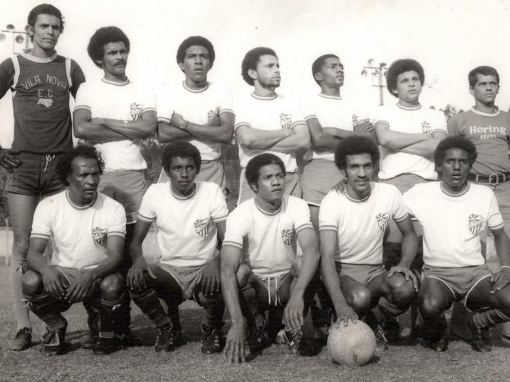 Estrelinha, o terceiro agachado, em foto defendendo as cores do Vila Nova