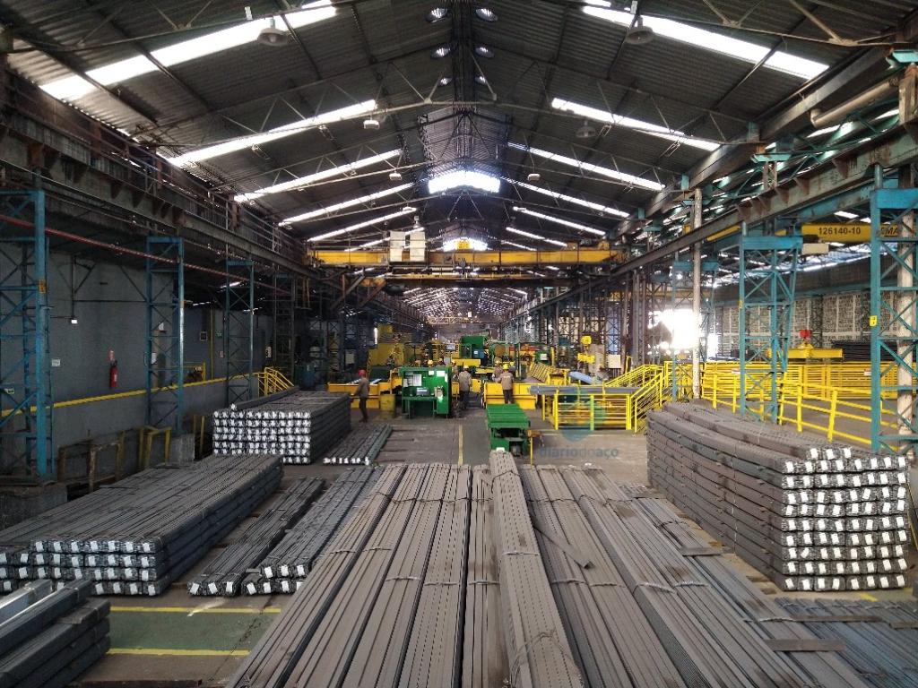 A unidade no bairro Iguaçu possui a fábrica de perfis e barras com capacidade de produção de 7.500 toneladas/mês