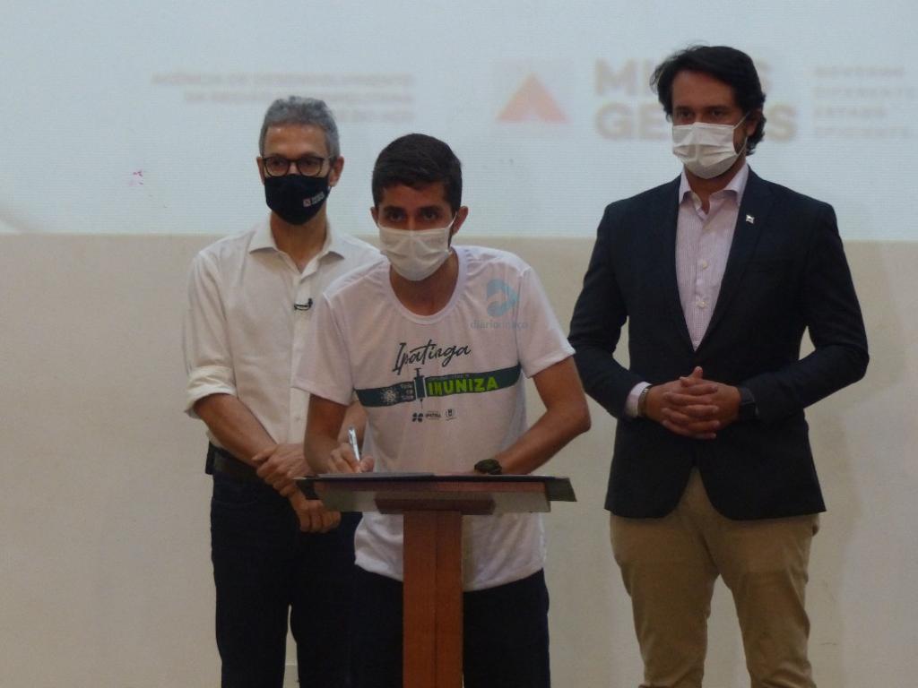 Prefeito Gustavo Nunes durante assinatura do termo de adesão 
