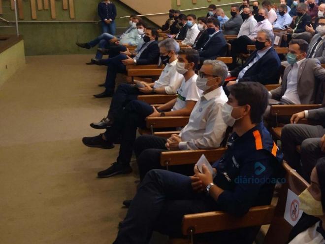 Ao lado de deputados e secretários, governador de Minas Gerais desembarcou em Ipatinga na manhã desta quinta-feira 