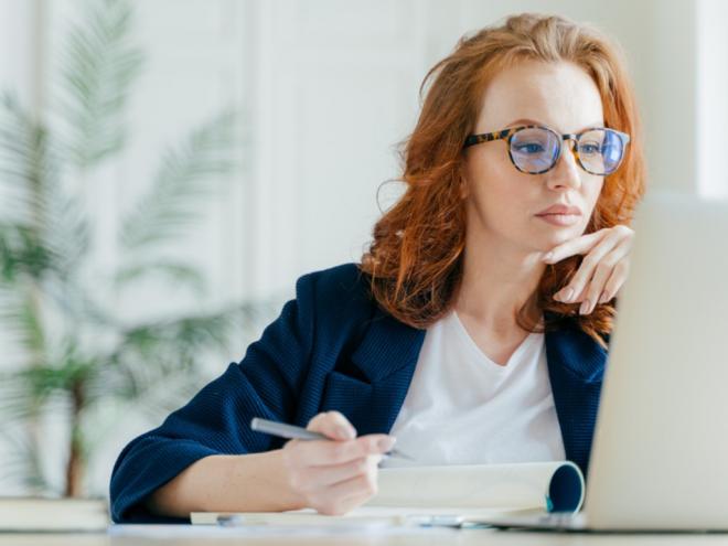 Essa modalidade de educação, normalmente, é opção para quem deseja seguir carreira numa área que não exige o ensino superior, precisa atualizar conhecimento e ingressar rapidamente no mercado de trabalho