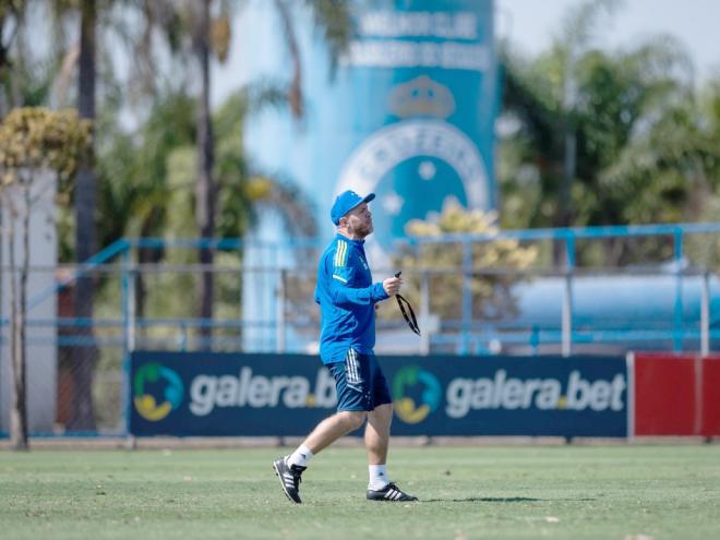 Técnico Mozart precisa quebrar sequência de cinco empates e três derrotas na Série B