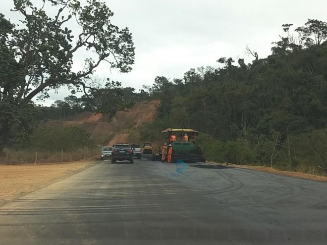 Nesse trecho da pavimentação, em Marliéria, rodovia recebe a camada final da pavimentação 