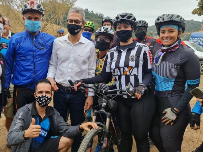Ciclistas de Ipatinga, Timóteo e Coronel Fabriciano aproveitaram a ida do governador ao Parque do Rio Doce para apresentar a reivindicação 