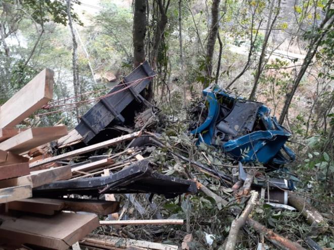 Bombeiros removem destroços para chegar às vítimas de acidente com caminhão que caiu do alto da ponte torta, na BR-381