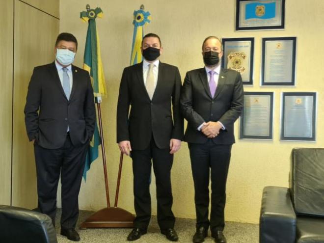 O senador Carlos Viana (E),   o diretor-geral da Polícia Federal, Paulo Maiurino, (Centro), e o suplente de senador, Alexandre Silveira