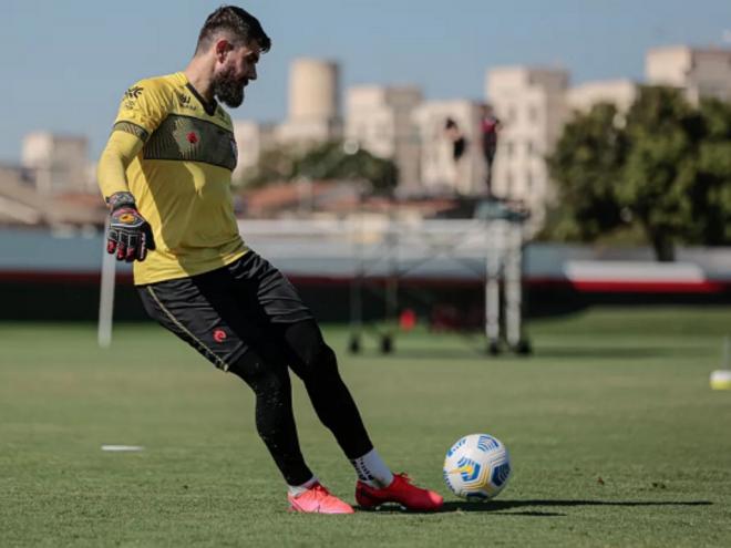 O goleiro Fernando Miguel indicou o caminho para o Atlético Goianiense seguir