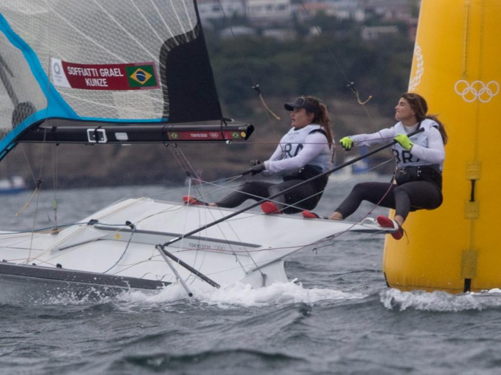 Martine Grael e Kahena Kunze vencem a regata da medalha da 49ERFX e são bicampeãs olímpicas