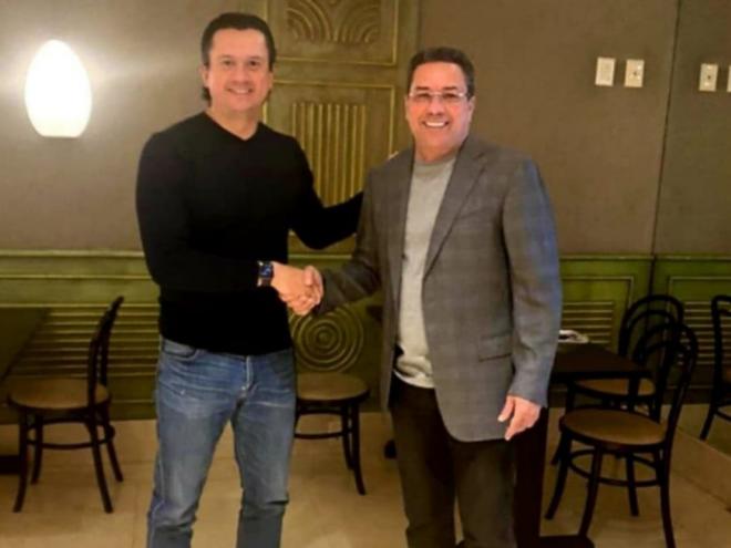 Presidente celeste ao lado do novo técnico