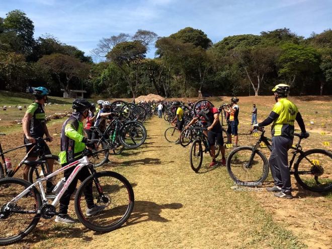 Ciclistas do Vale do Aço se encontraram para o sepultamento do colega, vítima de acidente no contorno rodoviário da BR-381 