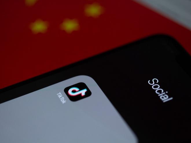 A mídia social TikTok, de origem chinesa, atrai a atenção de adolescentes e é considerada a quarta maior da atualidade, com 1,6 bilhão de usuários/mês 