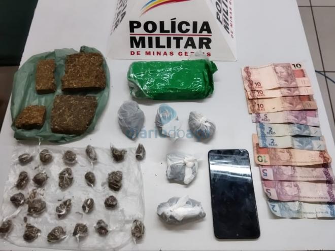 A maconha em porções e barras encontradas escondidas em um barranco, próximo ao campo de futebol