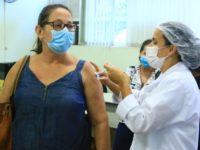 Dos 90.568 habitantes da cidade, 44.028 já receberam a primeira dose da vacina contra a covid-19